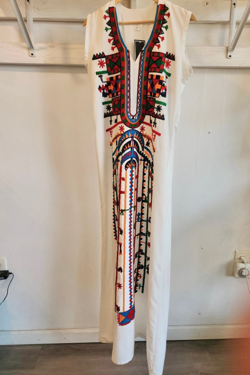 White Sleeveless Embroidered Kaftan